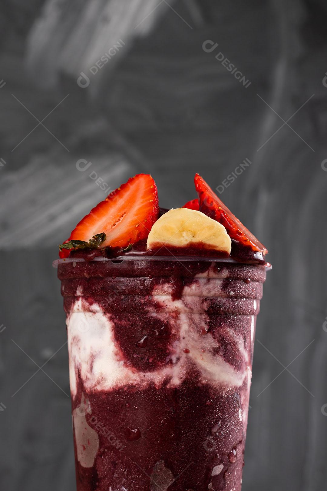 Batido De Sorvete Brasileiro De Açaí Berry Congelado Em Copo De Plástico Imagem JPG