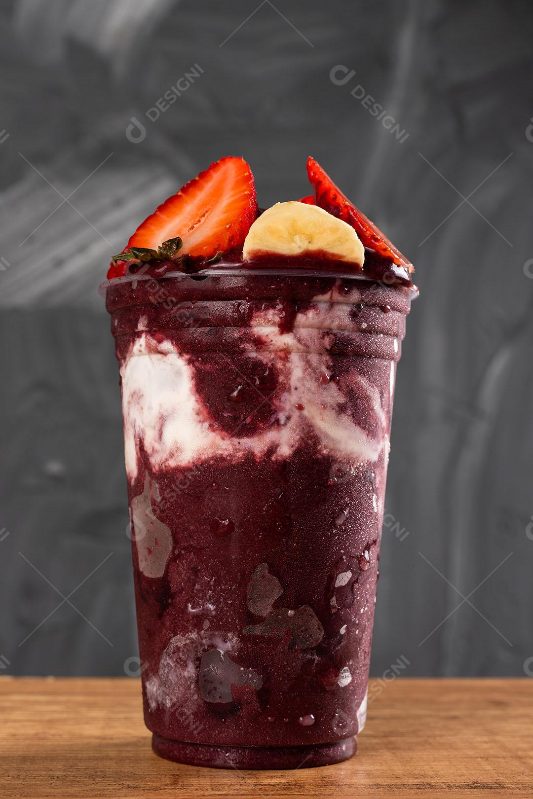 Batido De Sorvete Brasileiro De Açaí Berry Congelado Em Copo De Plástico Imagem JPG
