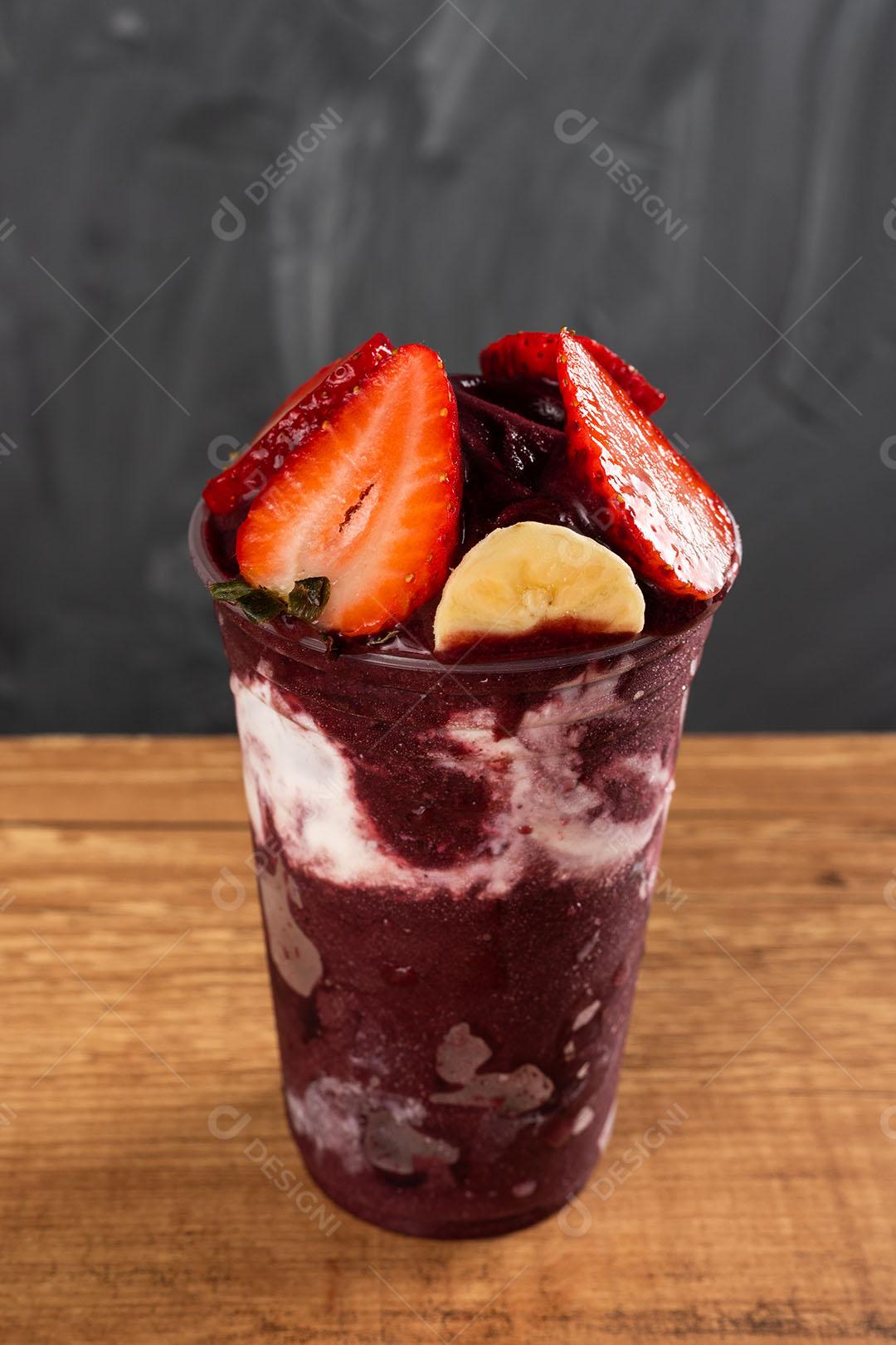 Batido De Sorvete Brasileiro De Açaí Berry Congelado Em Copo De Plástico Imagem JPG