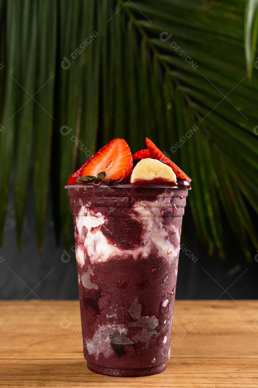 Batido De Sorvete Brasileiro De Açaí Berry Congelado Em Copo De Plástico Imagem JPG