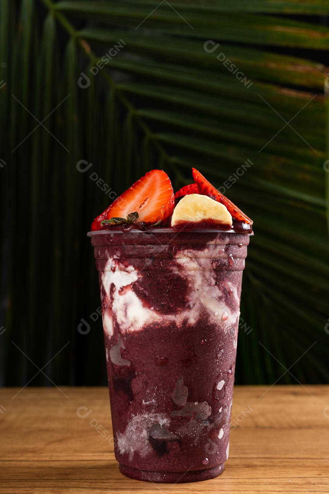 Batido De Sorvete Brasileiro De Açaí Berry Congelado Em Copo De Plástico Imagem JPG