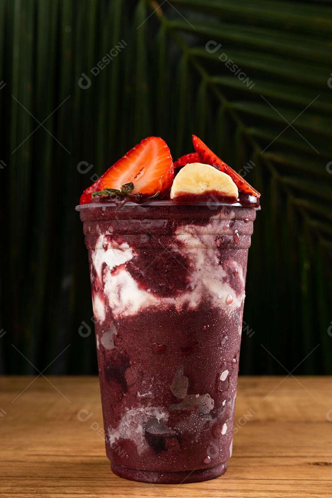 Batido De Sorvete Brasileiro De Açaí Berry Congelado Em Copo De Plástico Imagem JPG
