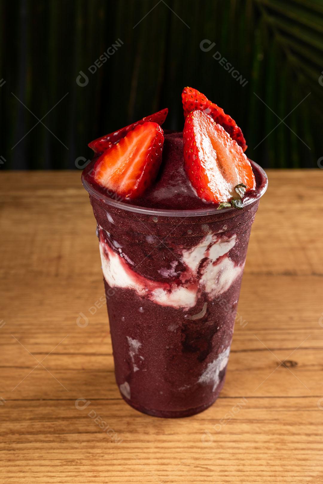 63 / 5.000 Resultados de tradução Batido De Sorvete Brasileiro De Açaí Berry Congelado Em Copo De Plástico Imagem JPG