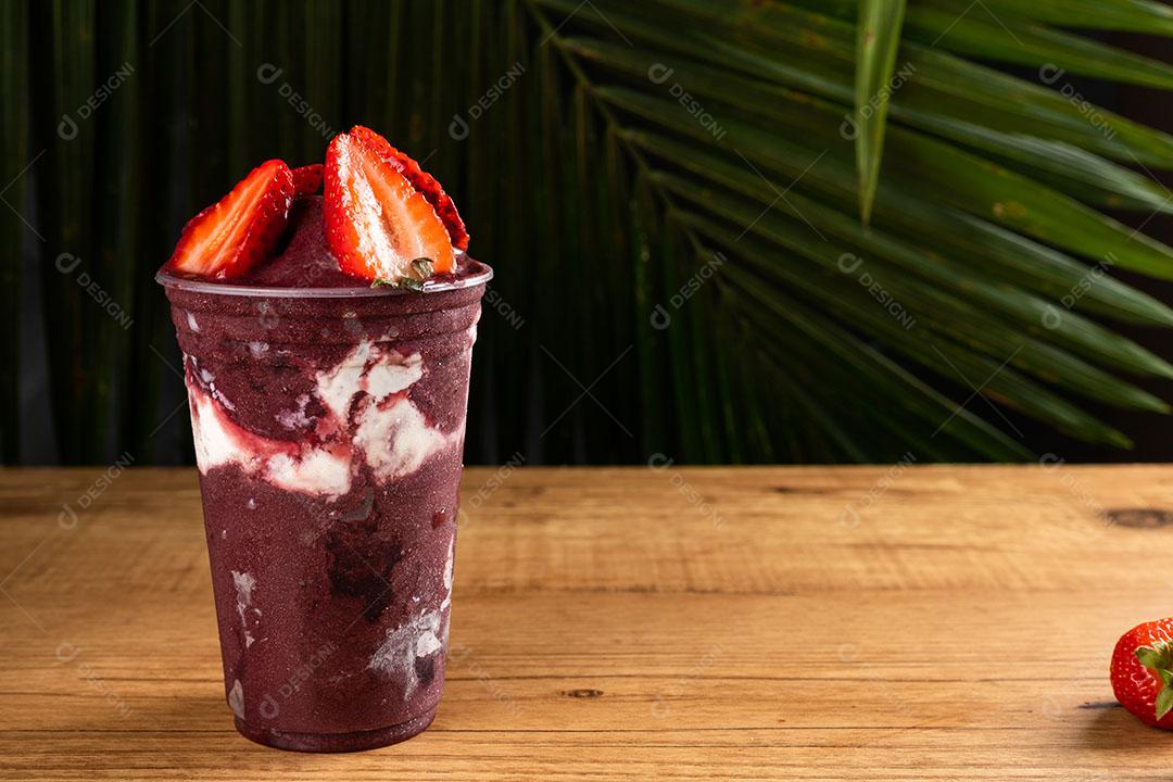 Batido De Sorvete Brasileiro De Açaí Berry Congelado Em Copo De Plástico Imagem JPG