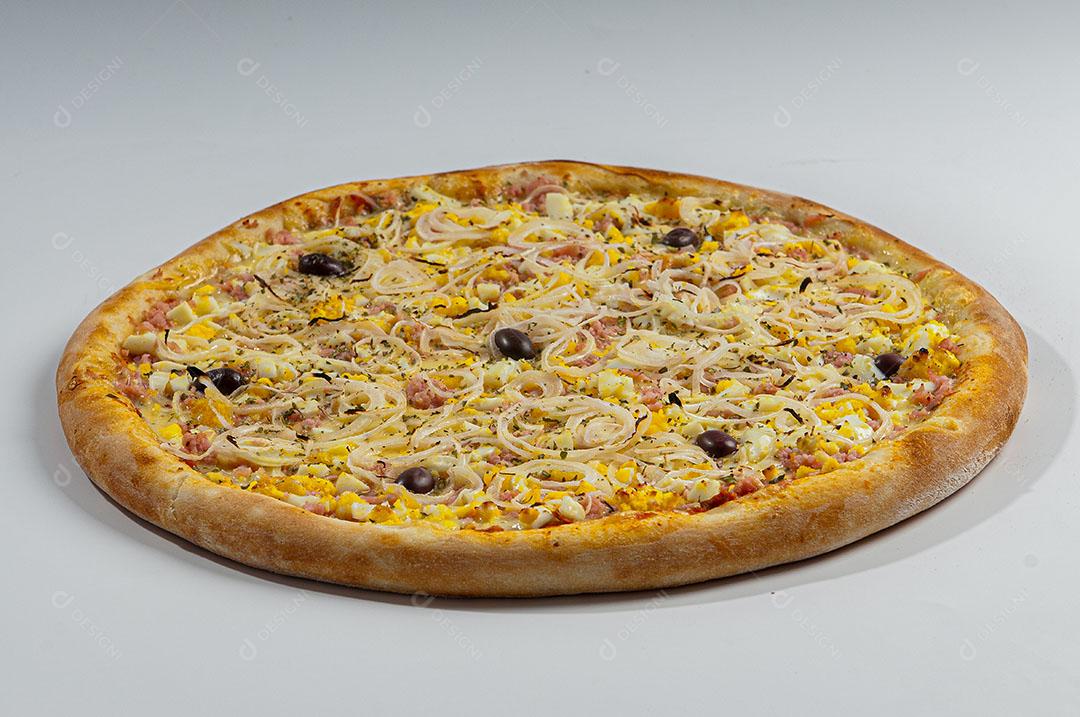 Pizza Tradicional Com Sabor à Portuguesa, Com Molho de Tomate, Mussarela, Ovos, Cebola, Orégãos e Azeitonas Imagem JPG
