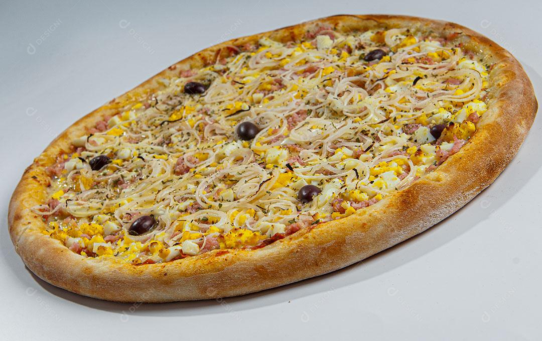 Pizza Tradicional Com Sabor à Portuguesa, Com Molho de Tomate, Mussarela, Ovos, Cebola, Orégãos e Azeitonas Imagem JPG