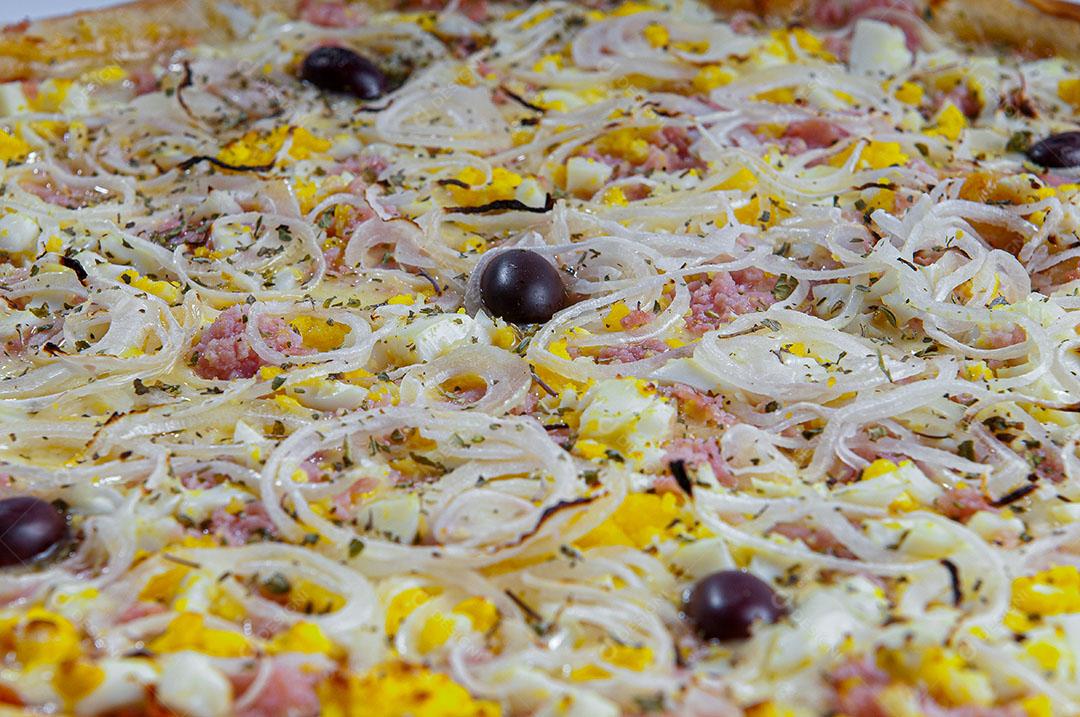 Pizza Tradicional Com Sabor à Portuguesa, Com Molho de Tomate, Mussarela, Ovos, Cebola, Orégãos e Azeitonas Imagem JPG