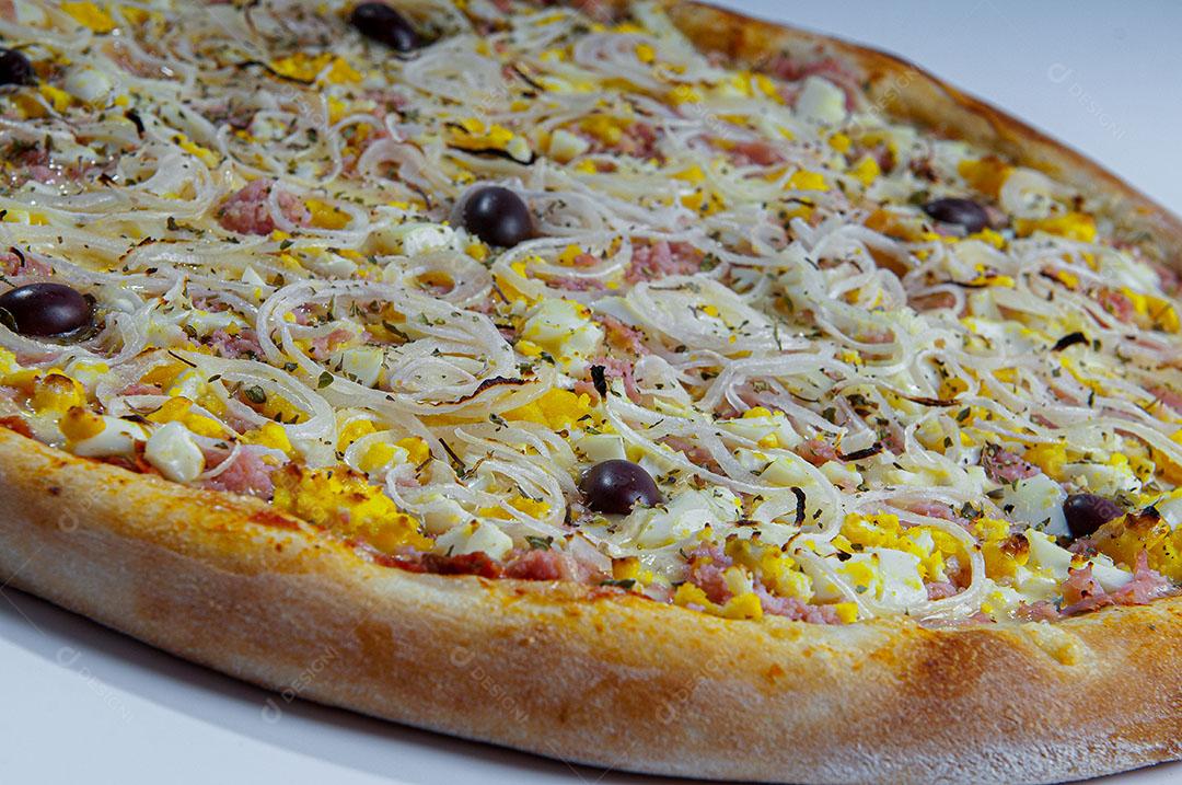 Pizza Tradicional Com Sabor à Portuguesa, Com Molho de Tomate, Mussarela, Ovos, Cebola, Orégãos e Azeitonas Imagem JPG