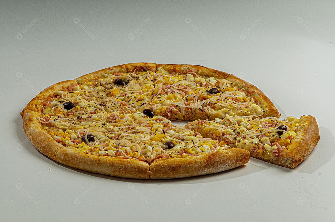 Pizza Tradicional Com Sabor à Portuguesa, Com Molho de Tomate, Mussarela, Ovos, Cebola, Orégãos e Azeitonas Imagem JPG