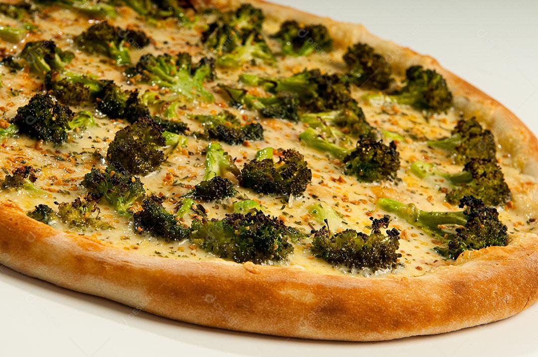 Pizza de Brócolis Temperada Com Alho e Frango Com Molho de Tomate. Pizza Brasileira Imagem JPG