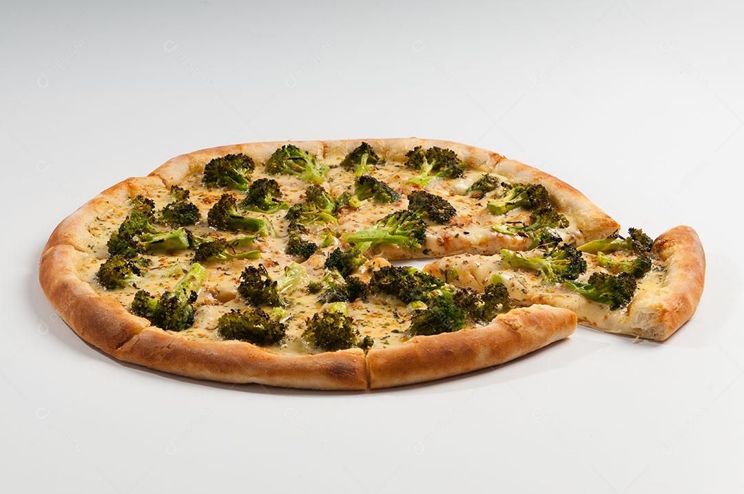 Pizza de Brócolis Temperada Com Alho e Frango Com Molho de Tomate. Pizza Brasileira Imagem JPG