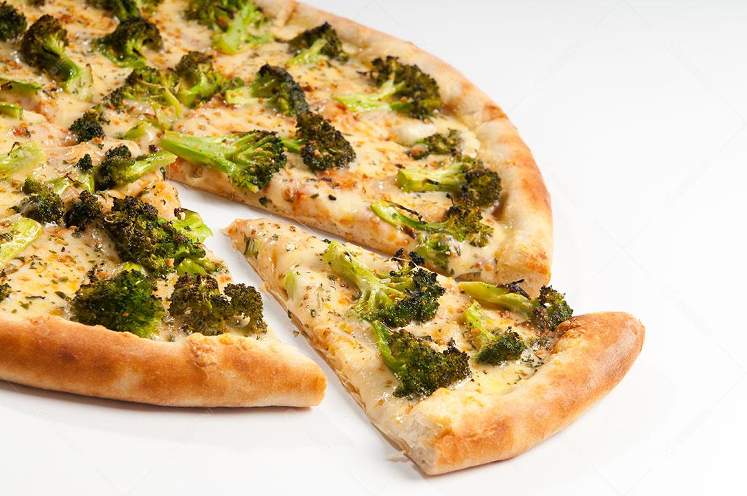 Pizza de Brócolis Temperada Com Alho e Frango Com Molho de Tomate. Pizza Brasileira Imagem JPG