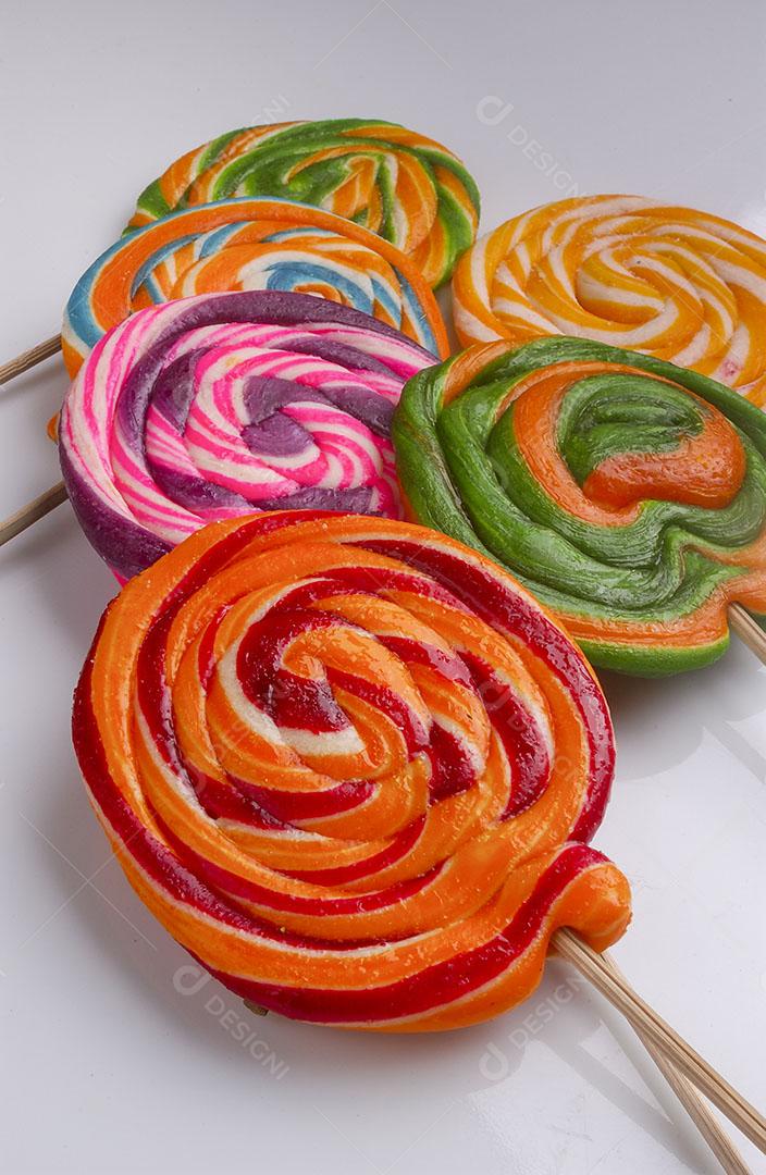 Foto Pirulito Artesanal Colorido Sobre Fundo Branco Imagem JPG