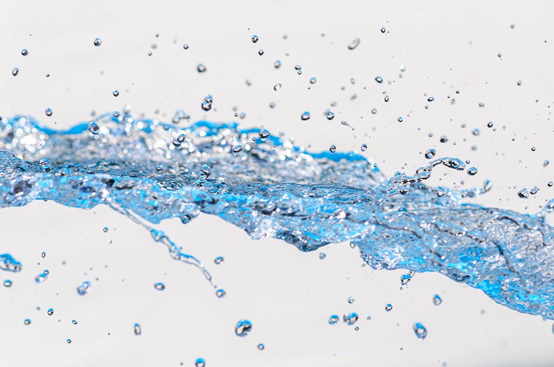 Água Em Movimento Com Gotículas Em Estúdio Com Fundo Branco Imagem JPG