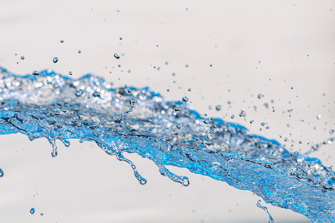 Água Em Movimento Com Gotículas Em Estúdio Com Fundo Branco Imagem JPG