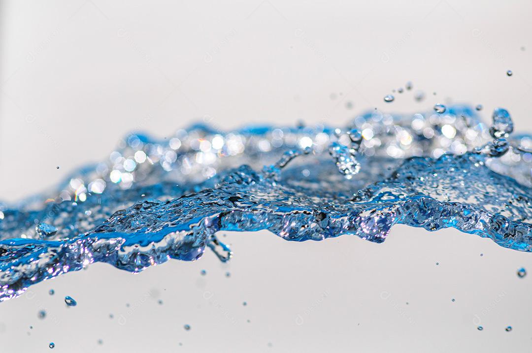 Água Em Movimento Com Gotículas Em Estúdio Com Fundo Branco 23 Imagem JPG
