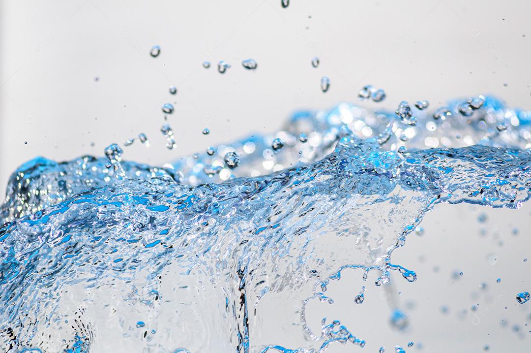 Água Em Movimento Com Gotículas Em Estúdio Com Fundo Branco 22 Imagem JPG