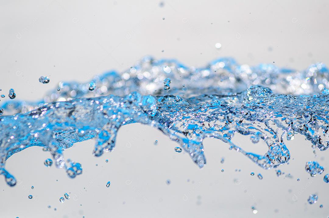 Água Em Movimento Com Gotículas Em Estúdio Com Fundo Branco 20 Imagem JPG