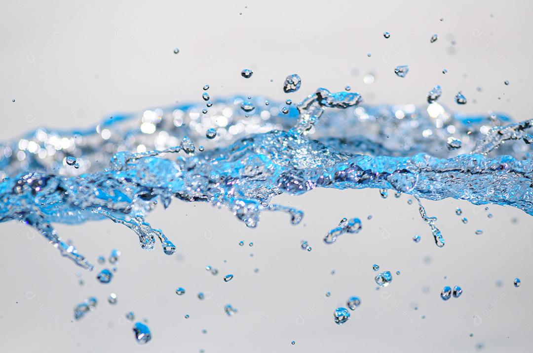 Água Em Movimento Com Gotículas Em Estúdio Com Fundo Branco 21 Imagem JPG