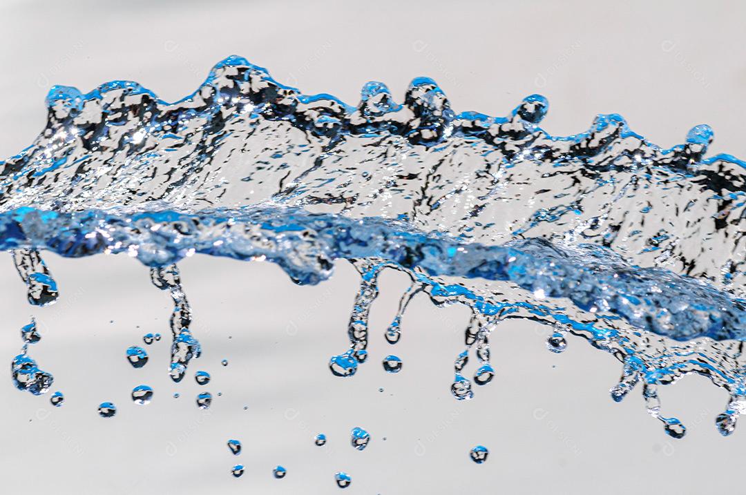 Água Em Movimento Com Gotículas Em Estúdio Com Fundo Branco 19 Imagem JPG