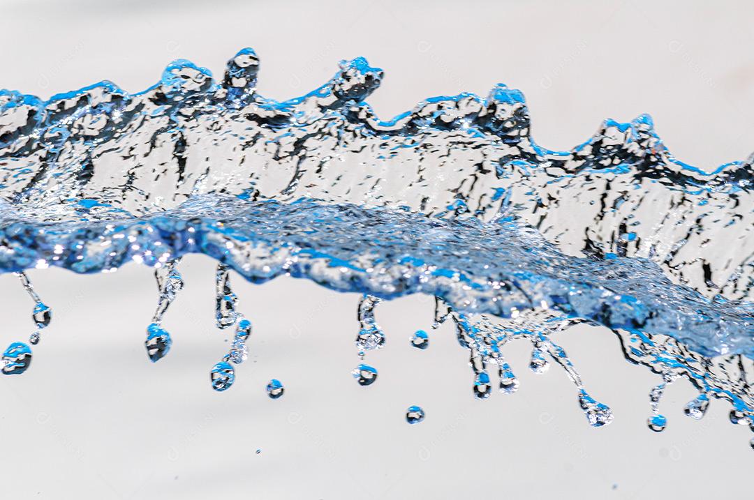 Água Em Movimento Com Gotículas Em Estúdio Com Fundo Branco 18 Imagem JPG