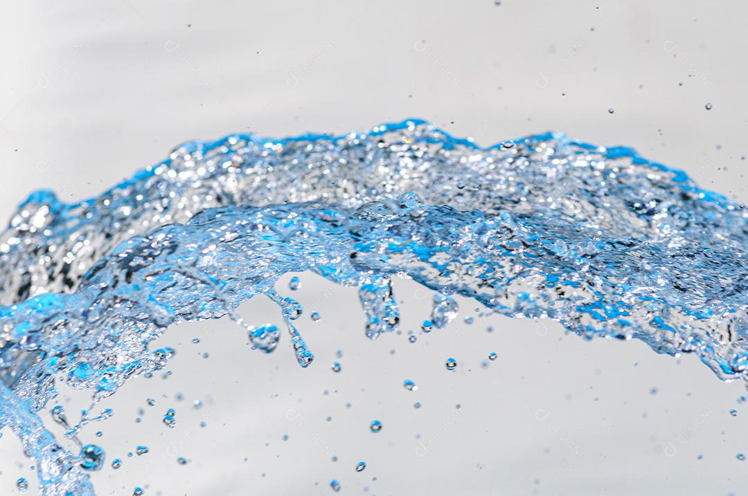 Água Em Movimento Com Gotículas Em Estúdio Com Fundo Branco 17 Imagem JPG
