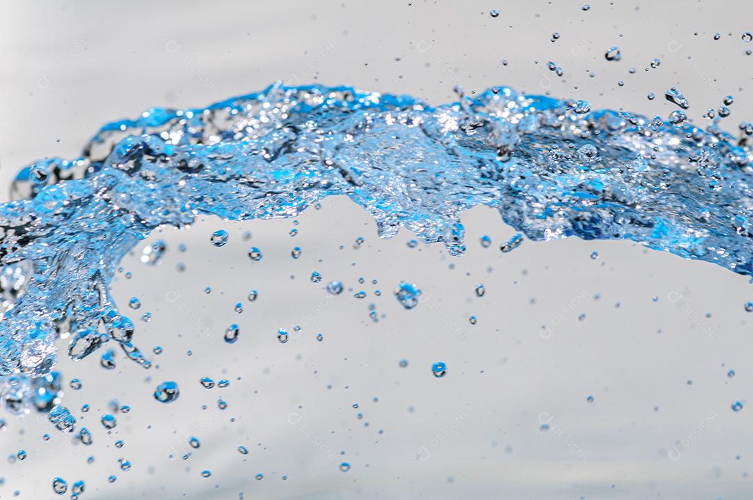 Água Em Movimento Com Gotículas Em Estúdio Com Fundo Branco Imagem 15 JPG