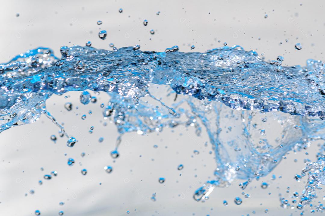 Água Em Movimento Com Gotículas Em Estúdio Com Fundo Branco 14 Imagem JPG