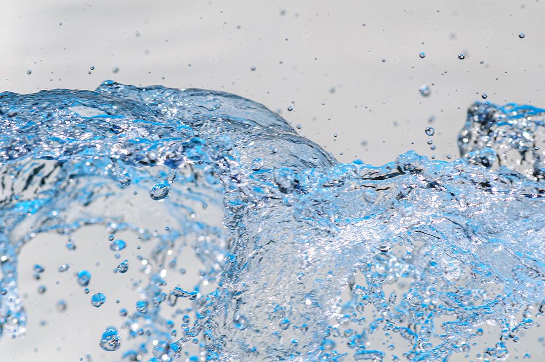 Água Em Movimento Com Gotículas Em Estúdio Com Fundo Branco 13 Imagem JPG