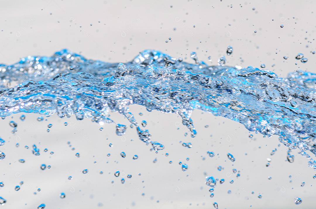 Água Em Movimento Com Gotículas Em Estúdio Com Fundo Branco 10 Imagem JPG