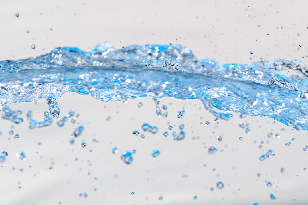Água Em Movimento Com Gotículas Em Estúdio Com Fundo Branco 9 Imagem JPG