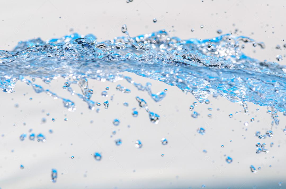 Água Em Movimento Com Gotículas Em Estúdio Com Fundo Branco 8 Imagem JPG