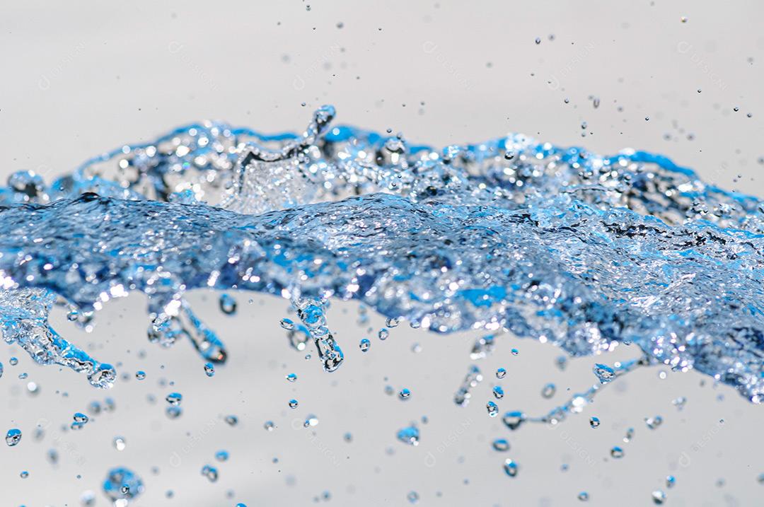 Água Em Movimento Com Gotículas Em Estúdio Com Fundo Branco Imagem JPG