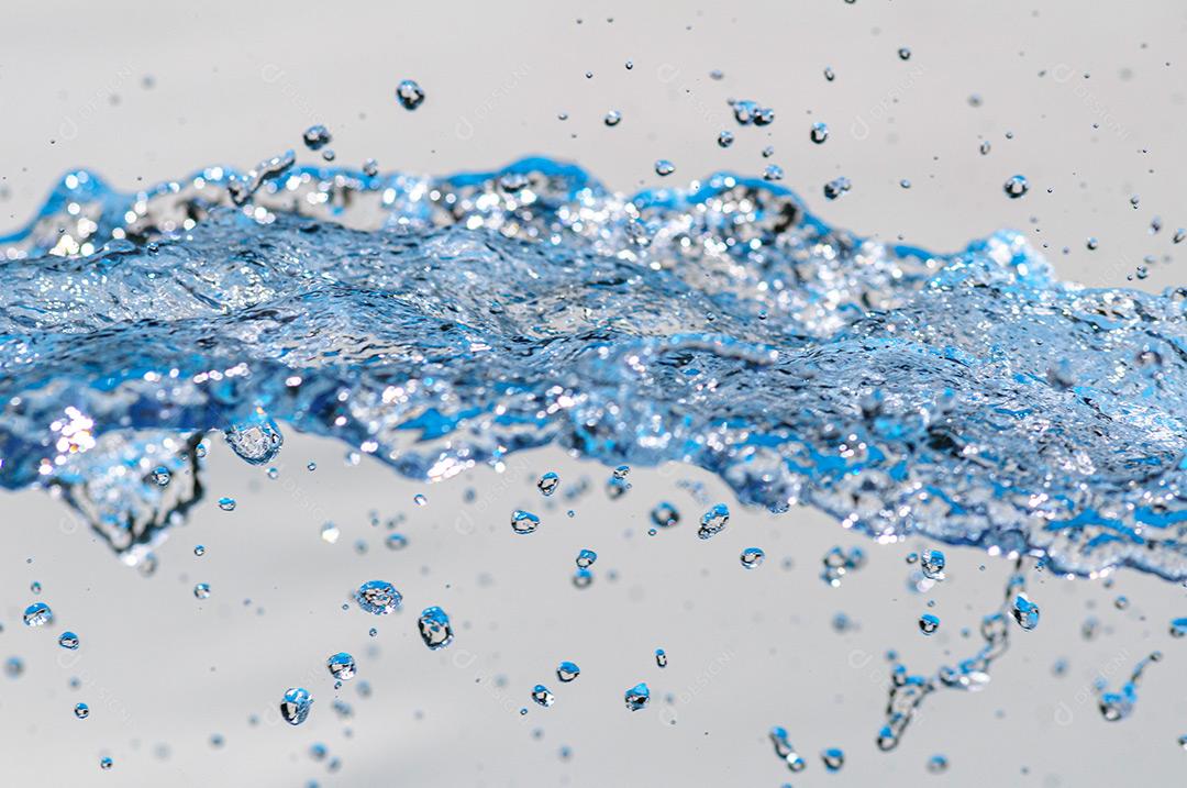 Água Em Movimento Com Gotículas Em Estúdio Com Fundo Branco 7 Imagem JPG