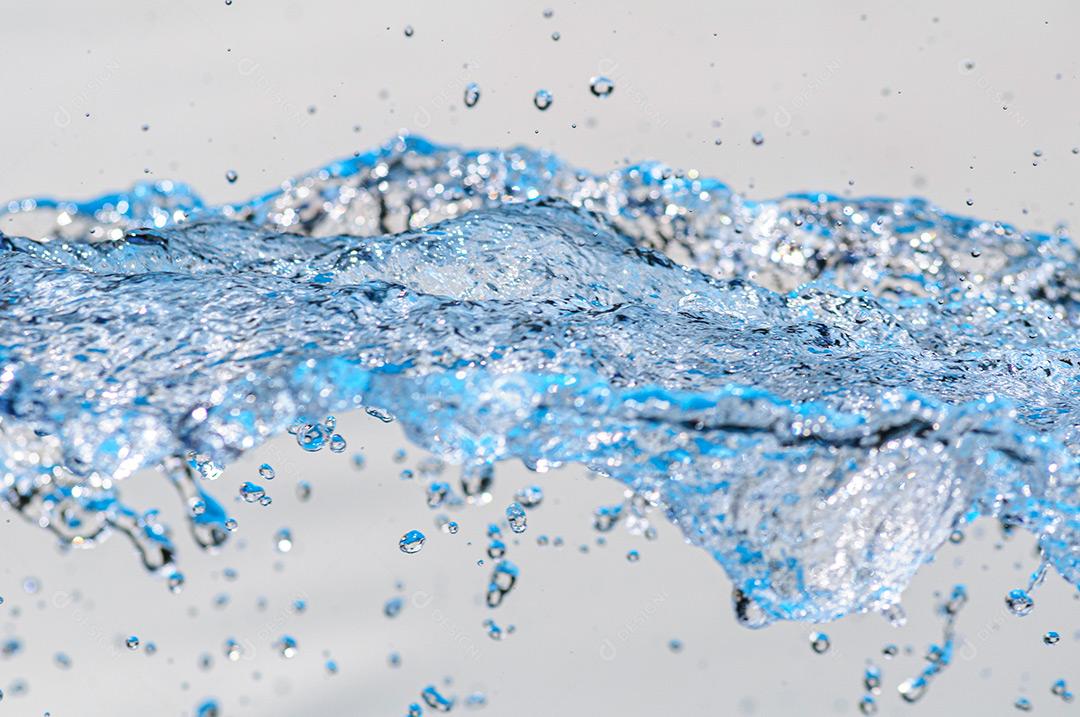 Água Em Movimento Com Gotículas Em Estúdio Com Fundo Branco Imagem JPG