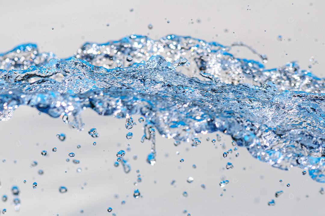 Água Em Movimento Com Gotículas Em Estúdio Com Fundo Branco Imagem JPG