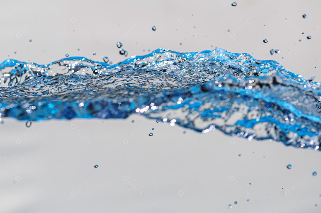 Água Em Movimento Com Gotículas Em Estúdio Com Fundo Branco Imagem JPG