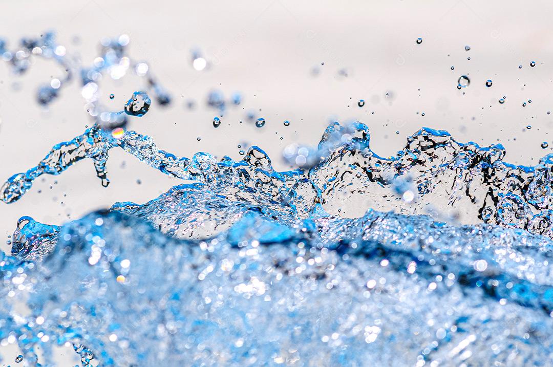Água Em Movimento Com Gotículas Em Estúdio Com Fundo Branco Imagem JPG