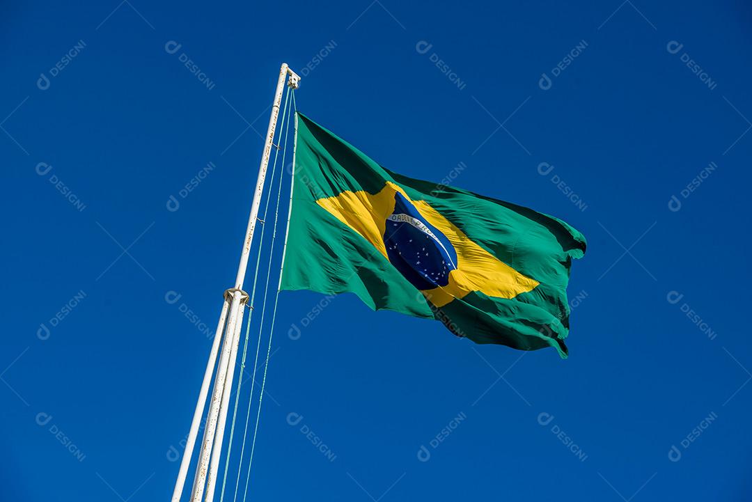 Bandeira Do Brasil Hasteada Com Céu Azul 8 Imagem JPG