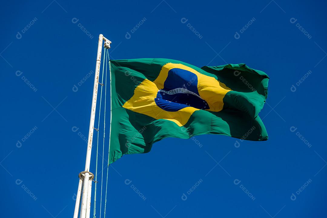 Bandeira Do Brasil Hasteada Com Céu Azul Imagem JPG