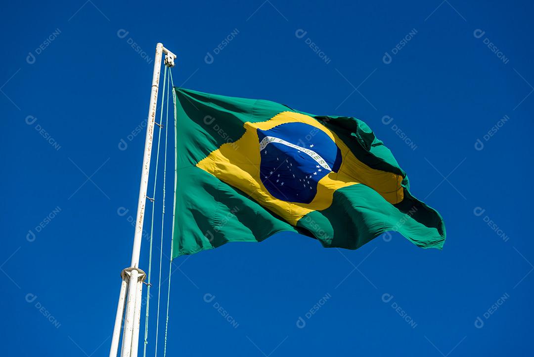 Bandeira Do Brasil Hasteada Com Céu Azul 5 Imagem JPG