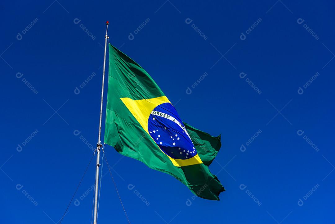 Bandeira Do Brasil Hasteada Com Céu Azul Imagem 22 JPG