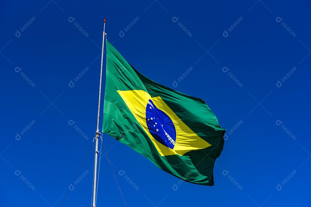 Bandeira Do Brasil Hasteada Com Céu Azul 21 Imagem JPG