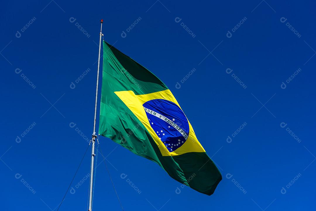 Bandeira Do Brasil Hasteada Com Céu Azul Imagem JPG