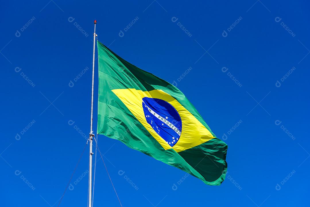 Bandeira Do Brasil Hasteada Com Céu Azul Imagem JPG