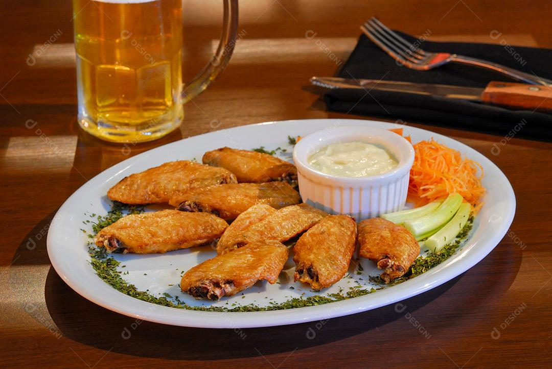 Asas De Frango Assado E Copo De Cerveja Imagem JPG