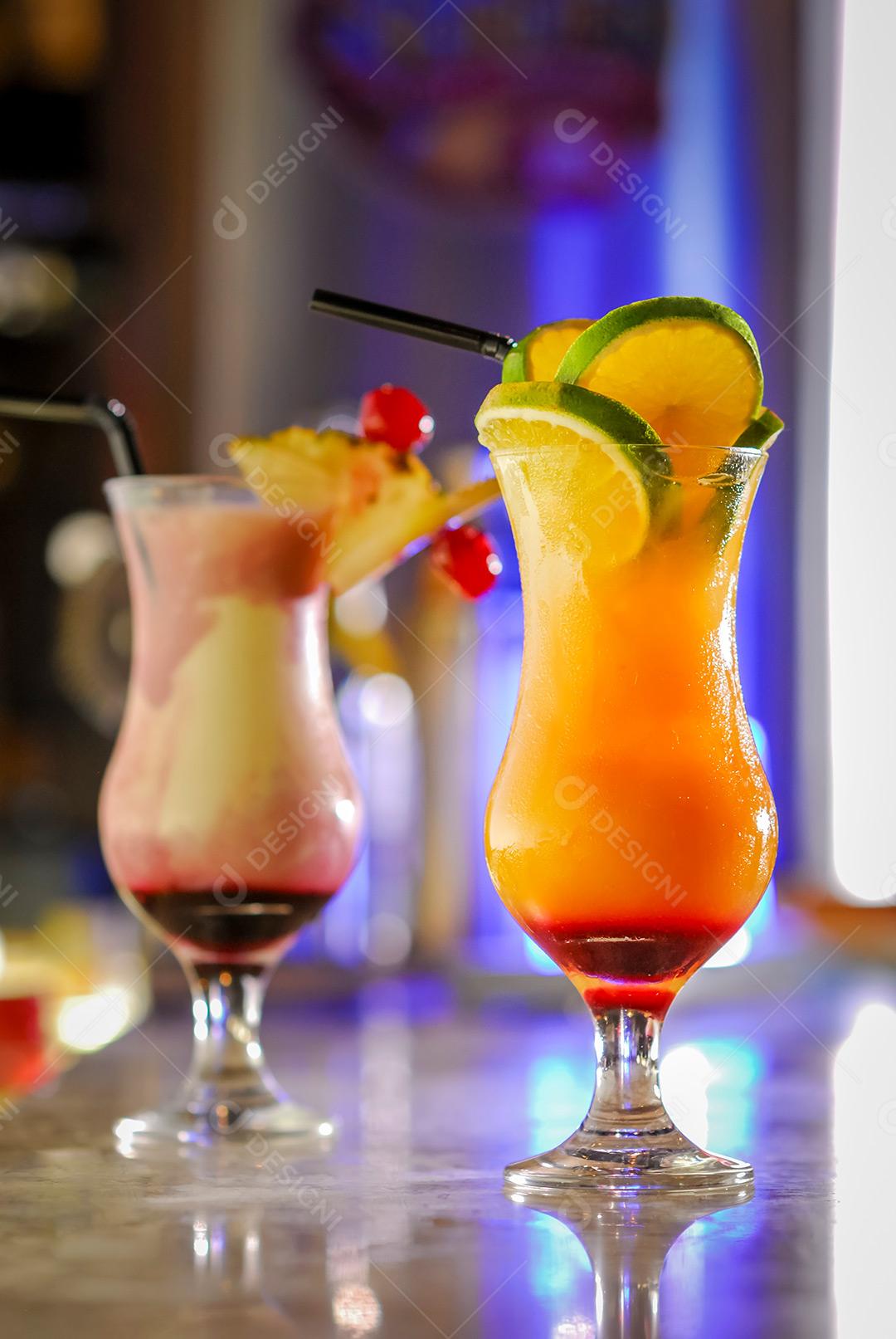 Coquetéis Coloridos No Balcão Do Bar Imagem JPG