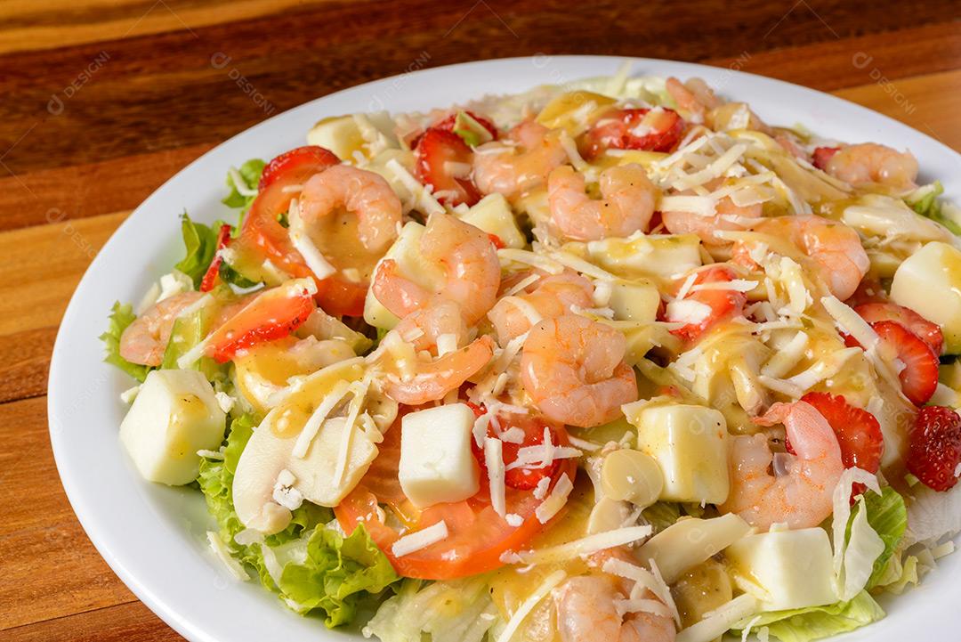 Salada De Camarão E Queijo Em Um Prato Branco Imagem JPG