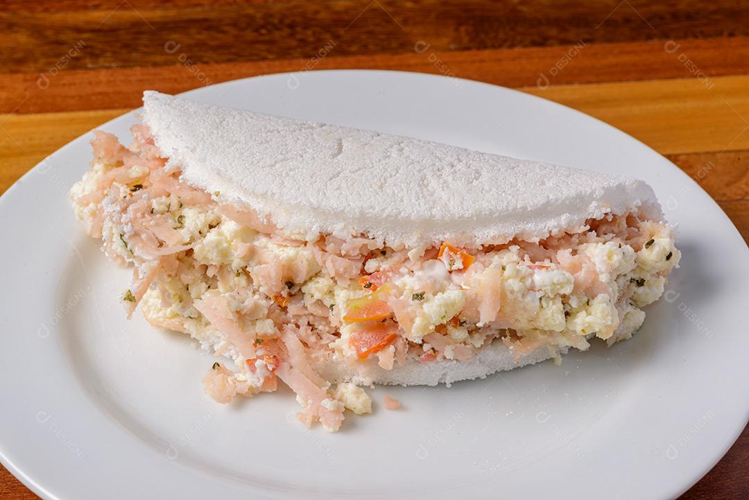 Tapioca Em Chapa Branca Em Mesa De Madeira Imagem JPG