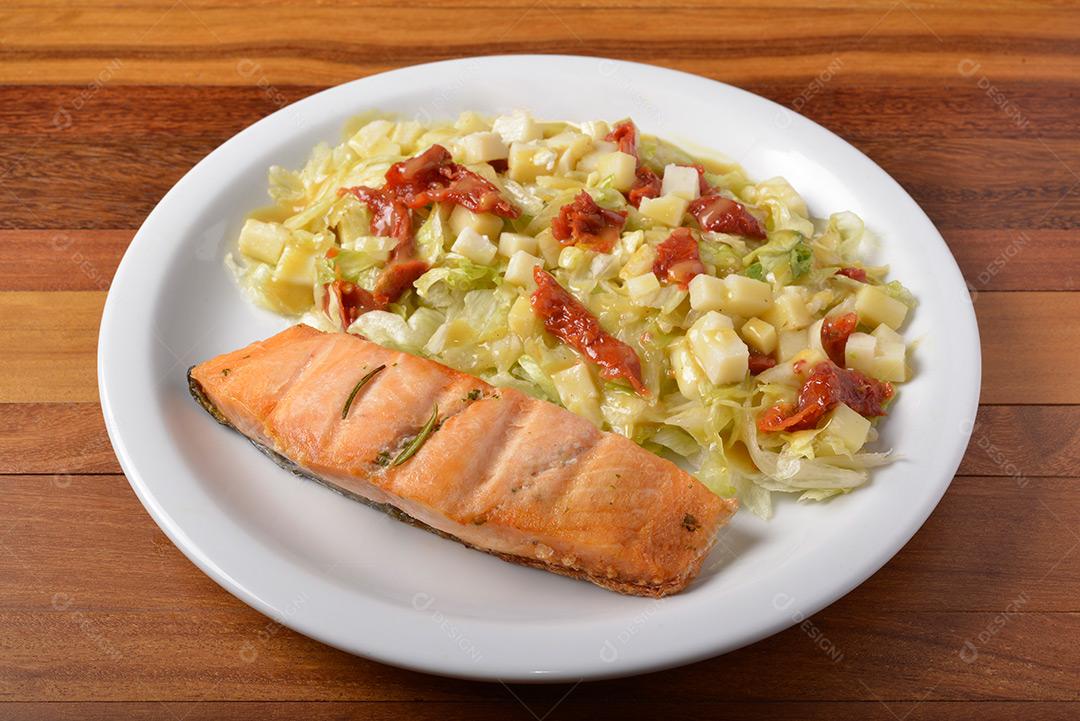 Salmão Grelhado E Salada De Verduras Comida Brasileira Imagem JPG